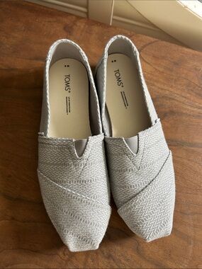 TOMS Women's Light Gray Woven Slip-On Flats